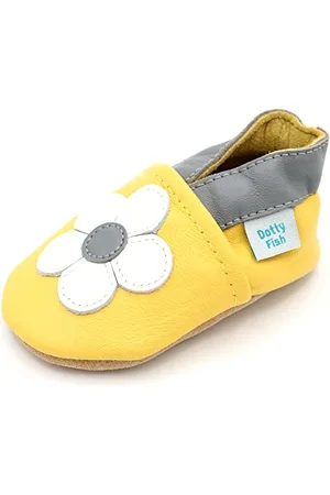 Dotty Fish Chaussures en Cuir Souple pour bébés et Tout-Petits – Antidérapantes, Sensation Pieds Nus, Souples, légères et Respirantes. pour Filles. Jaune avec Une Fleur Blanche. 0-6 Mois (17 EU)