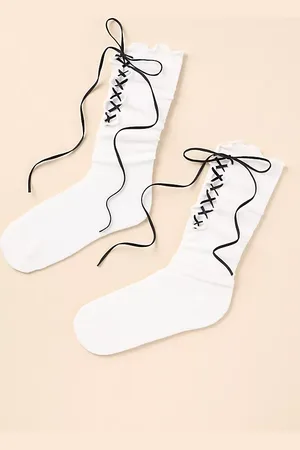 Casa Clara Chaussettes à lacets en chez Anthropologie