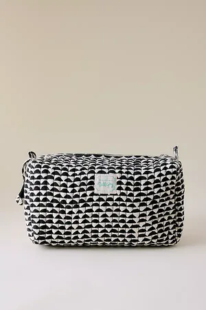 Dilli Grey Trousse de Toilette Festonnée Gris Dilli par en Black chez Anthropologie