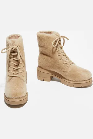Stuart Weitzman Boots en Peau de Mouton Nisha beiges - Talon 7,5 cm