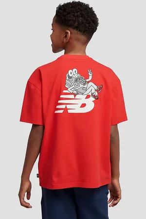 New Balance Sneaker Guy Back Graphic Kids T-Shirt rouge