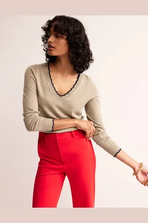 Boden Pull festonné en laine mérinos à col en V-Camel chiné
