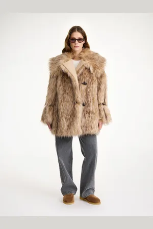 By Malene Birger Exclusive Moda Operandi X Manteau Yvette en fourrure synthétique