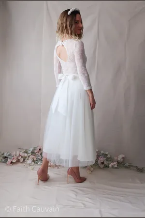 FaithCauvain Ambre// Robe De Mariée Mi-Longue, Jupe Mi-Longue En Tulle, Haut Dentelle Dos Nu Et Manches 3/4. Mariage Hiver Tutu