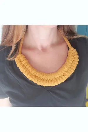 ManiEtLou Collier Corde Coton Noué Épais Plastron, Bijou Fantaisie, Idée Cadeau Tendance Macramé Fait Main Noeud Marin Moutarde Femme Maman
