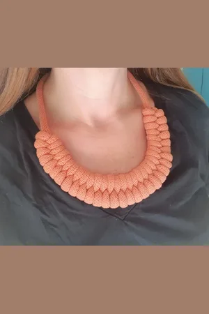 ManiEtLou Collier Corde Coton Noué Épais Plastron, Bijou Fantaisie, Idée Cadeau Tendance Macramé Fait Main Noeud Marin Terracotta Femme Maman