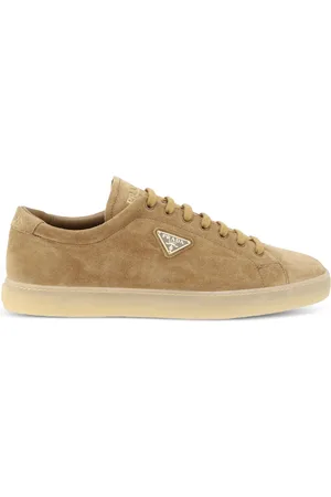 Prada Baskets en cuir à logo embossé