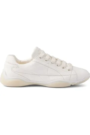 Prada Baskets en cuir à logo embossé