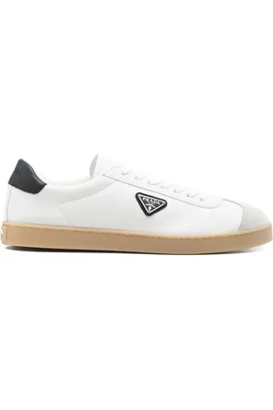 Prada Baskets en cuir à logo embossé