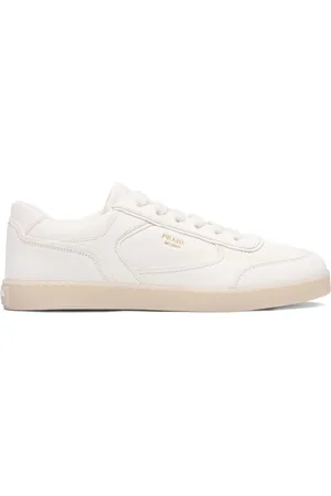 Prada Baskets en cuir à logo embossé