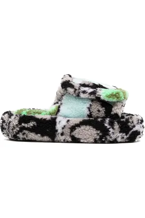 Natasha Zinko Claquettes en fourrure artificielle à motif camouflage
