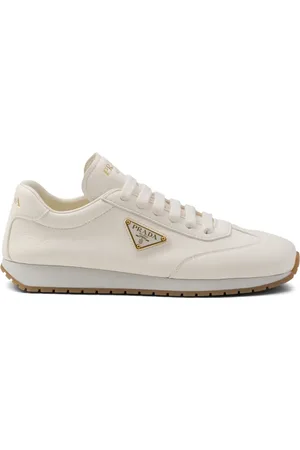 Prada Baskets en cuir à plaque logo