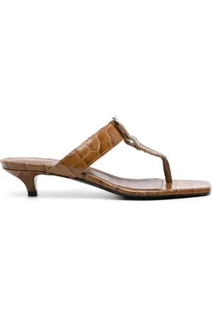 Totême Mules The Belted 35 mm à effet peau de crocodile
