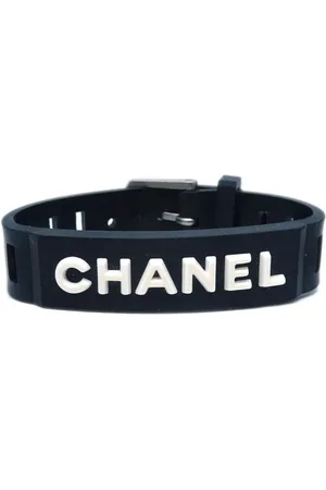 CHANEL Bracelet à logo embossé