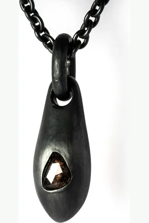 PARTS OF FOUR Collier Chrysalis à pendentif