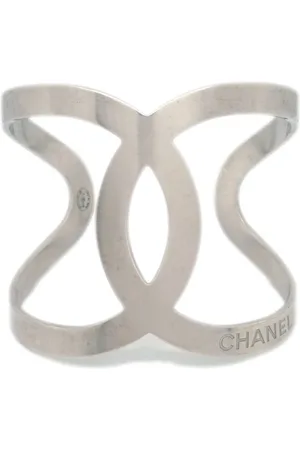 CHANEL Bracelet manchette à logo CC (2017)