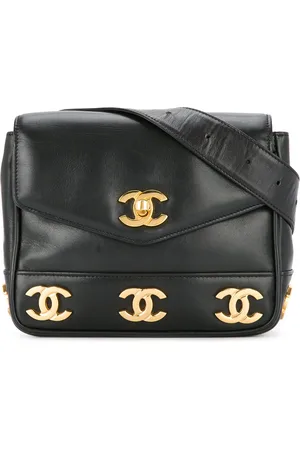 CHANEL Pochette portée ceinture à plaques logo