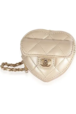 CHANEL Pochette matelassée à design cœur