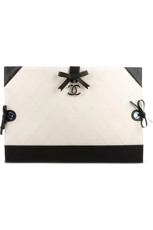 CHANEL Pochette à matelassage à losanges (2014)