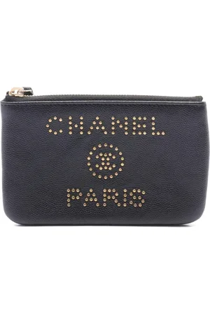 CHANEL Pochette à logo clouté (2019)
