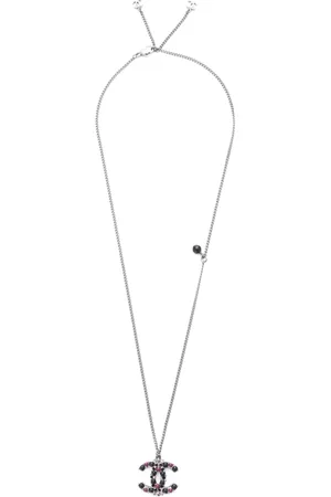 CHANEL Collier CC à pendentif logo