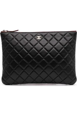 CHANEL Pochette matelassée O Case médium en cuir d