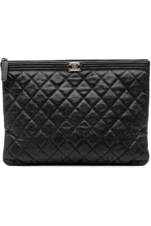 CHANEL Pochette Boy O Case médium en cuir Caviar matelassé (2019)