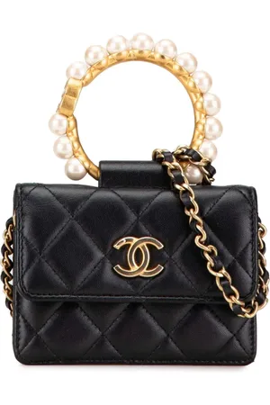 CHANEL Pochette matelassée Pearl Crown en peau lainée à bride en chaîne (2021)