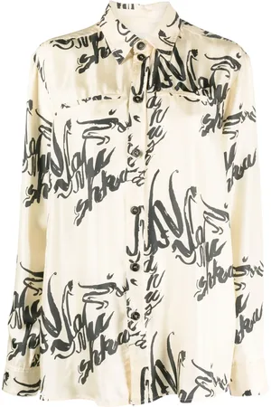 Nanushka T-shirt en soie à imprimé calligraphie