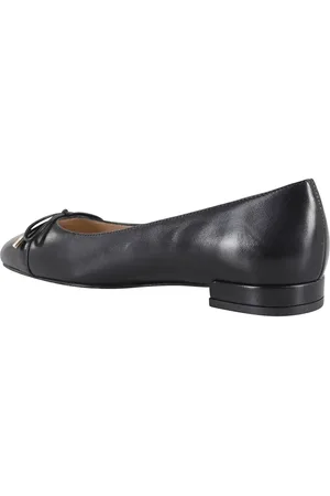 Stuart Weitzman Bow Pointed Almond Toe Ballerina Flat en