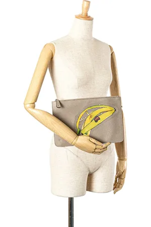 Fendi Petits sacs à main, 2018-2024 Sue Tilley Leather Banana Zip Clutch en