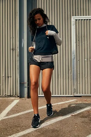 FP Movement Runner Sling Bag par en , pour femme taille: M/L chez Free People