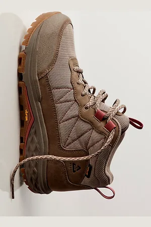 Teva Ridgeview Mid Hiker Boots en , pour femme taille: US 7 chez Free People