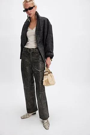 Found Pantalon de Charpentier en Cuir Usé en , pour femme chez Free People