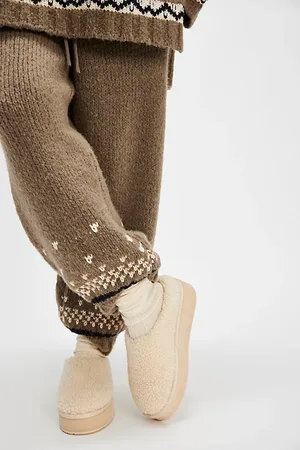 Emu Pantoufles Compensées Bouclées Emu Joy par en , pour femme taille: US 10 chez Free People