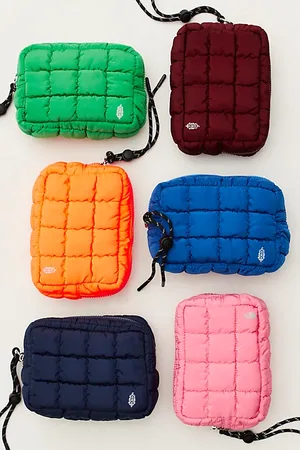 FP Movement Quilted Mini Case par en , pour femme chez Free People