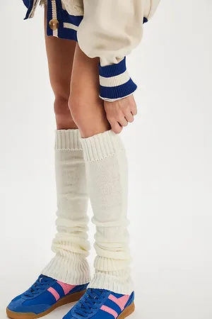 Leg Avenue Extra Long Ribbed Knit Leg Warmers par en , pour femme chez Free People