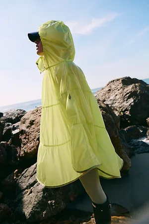 FP Movement Rain Drop Packable Poncho par en , pour femme chez Free People