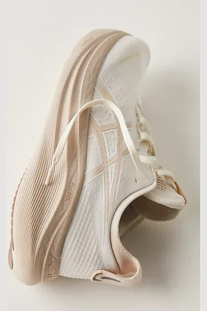 Asics Baskets GEL Nimbus 27 en , pour femme taille: US 9.5 chez Free People