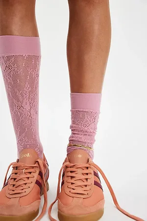 Swedish Stockings Rosa Lace Knee High Socks par en , pour femme chez Free People