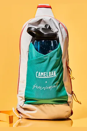 CamelBak FP Movement x Exclusive Arete Sling, pour femme chez Free People