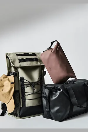 Rains Trail Mountaineer Backpack en Drift, pour femme chez Free People