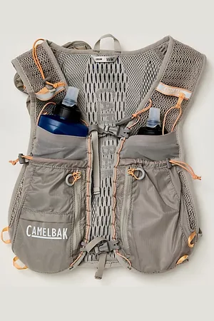 CamelBak Zephyr Pro Vest with Two 17oz Quick Stow Flasks en Gris Silex, pour femme chez Free People