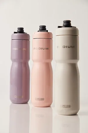 CamelBak Podium Insulated Stainless Steel 20oz Bottle en Violet, pour femme chez Free People