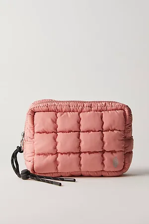 FP Movement Quilted Mini Case par en , pour femme chez Free People