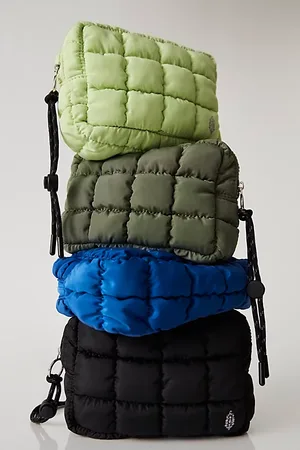 FP Movement Quilted Mini Case par en , pour femme chez Free People