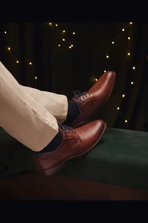 Taneo Derbies homme dessus en cuir uni à lacets ronds -