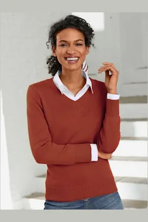 COLLECTION L. Pull femme coupe classique col en v finitions côtelées -