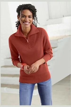COLLECTION L. Pull en maille côtelée col montant à glissière -