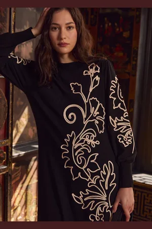 La Fee Maraboutee Robe mi-longue en maille noire avec broderies fleurs